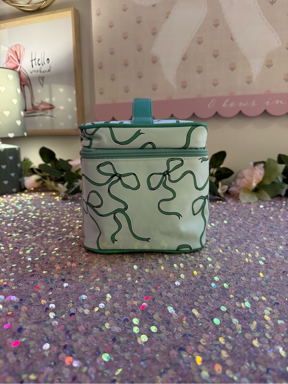 NWT Tender Love + Carry Travel Vanity Bag in “Green Bows” Pattern - Picture 3 of 12
